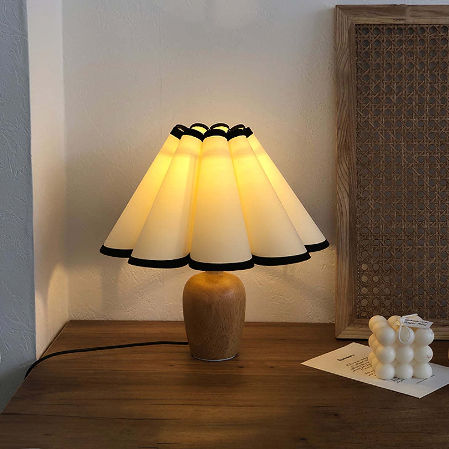 Kabellose Tischlampe mit Lampenschirm