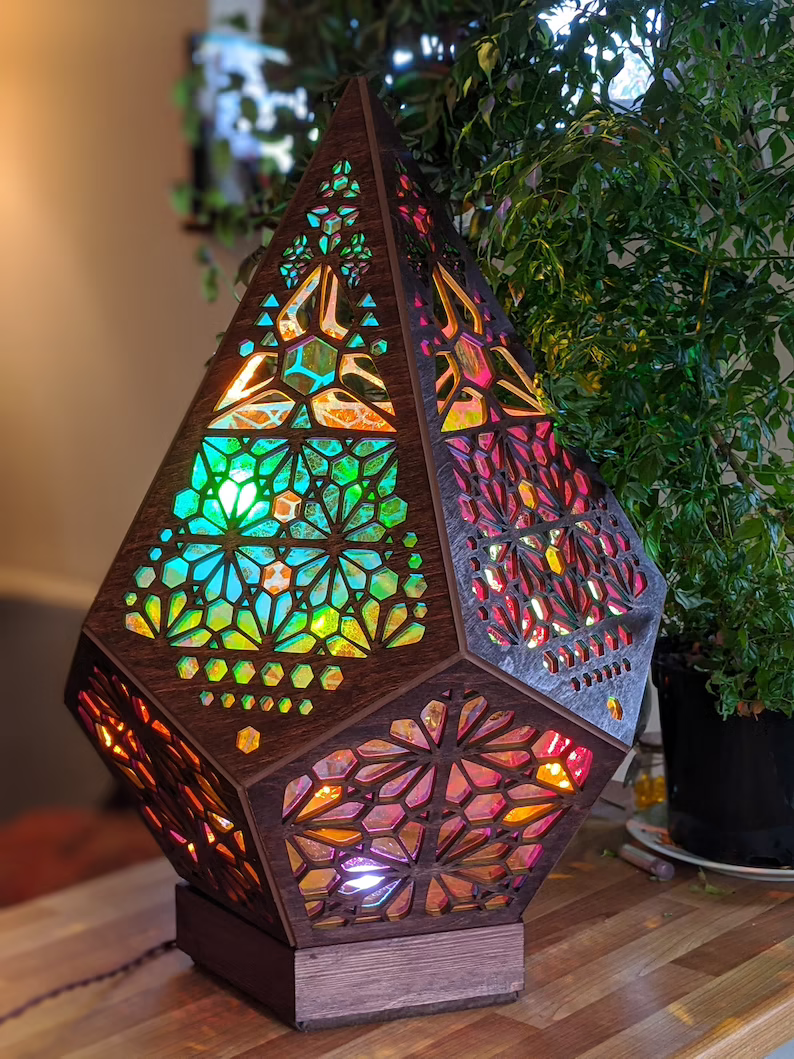 LED-Tischleuchte im Glas-in-Block-Stil