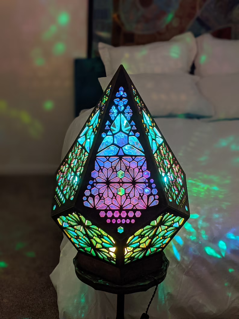 LED-Tischleuchte im Glas-in-Block-Stil